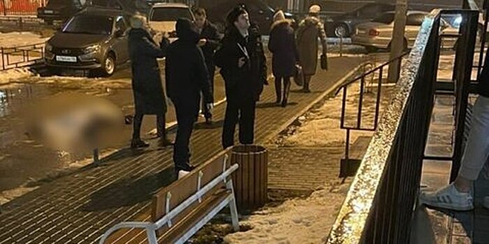 Житель Воронежа выпал из окна на коляску с младенцем – СМИ