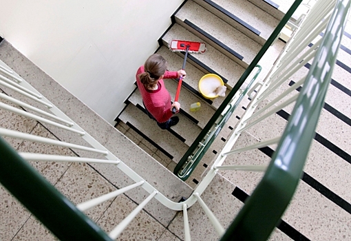 В России будут реже мыть подъезды