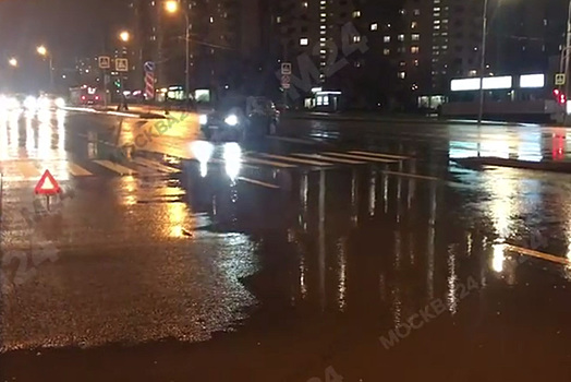 Москвичи пожаловались на рвущий колеса авто бордюр