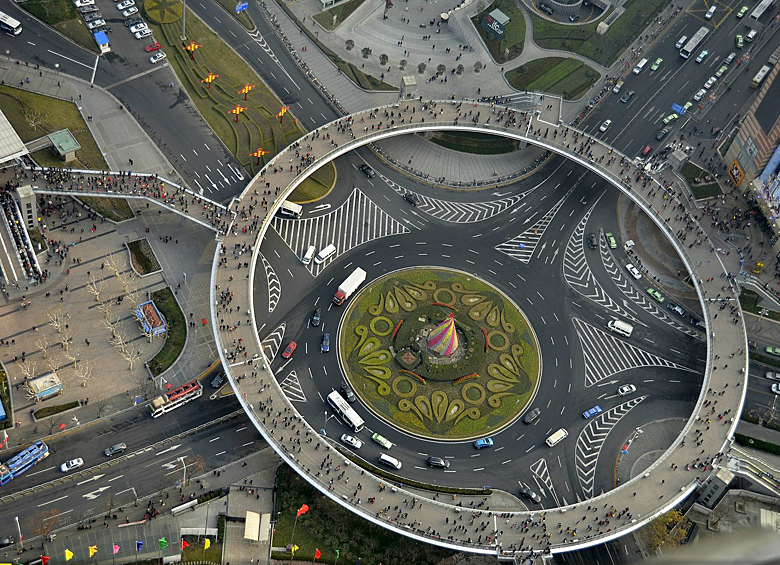 Китай. По всей стране располагаются технически инновационные объекты, и даже пешеходные мосты власти решили сделать современными и модернизированными. В Шанхае, к примеру, глаза радует мост, построенный над оживленным перекрестком. Подняться на него можно посредством лестницы, эскалатора и даже лифта.