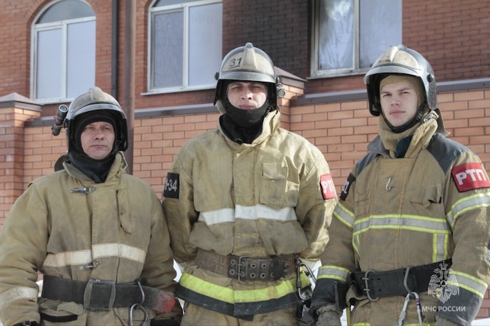 Донские огнеборцы спасли пять человек из пожара в Шахтах