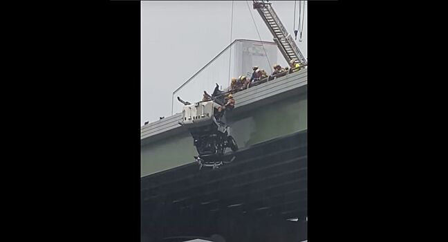 Водителя вытащили из повисшего на мосту грузовика