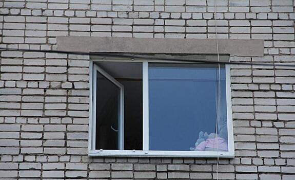 В Кирове ребенок выпал из окна: девочку госпитализировали