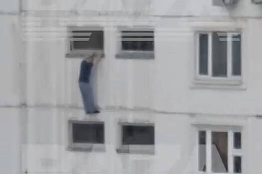70-летний москвич повис на окне 12-го этажа и пытался ползти вдоль стены
