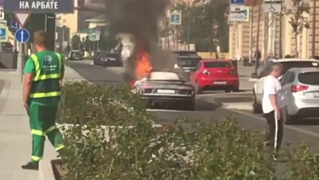 Видео охваченного огнем спорткара Audi в центре Москвы
