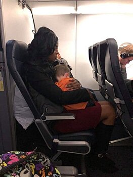 «По законам полетов мальчик теперь принадлежит ей»: женщина в самолете успокоила соседского ребенка