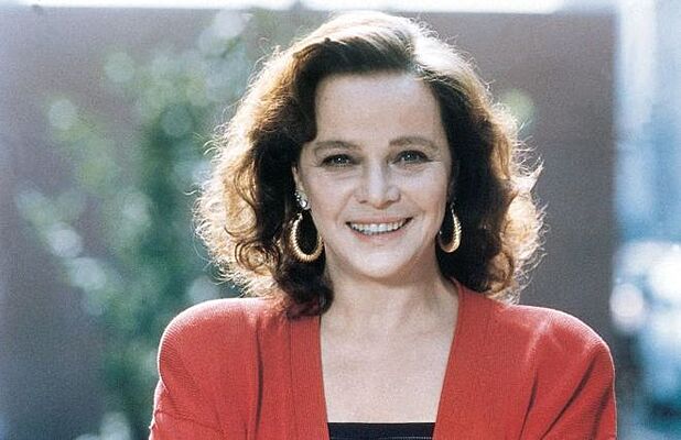 Қыз жылайды, ал жігіт оны сиқырлайды.