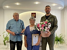 Александр Осипов вручил двум семьям Карымского района медали «За любовь и верность»