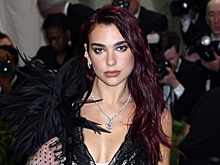 Дуа Липа показала фото в откровенном кожаном наряде