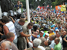 СМИ: число пострадавших из-за столкновений у Рады возросло до 10
