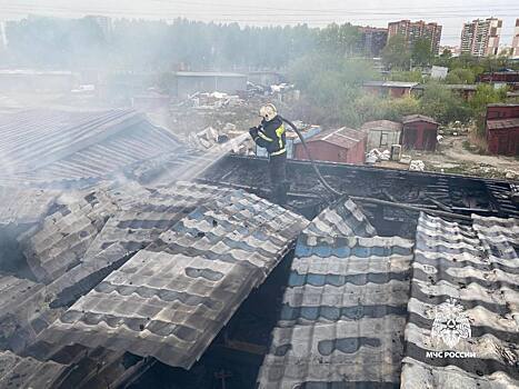Полтора часа в Новосибирске тушили пожар в гаражном кооперативе
