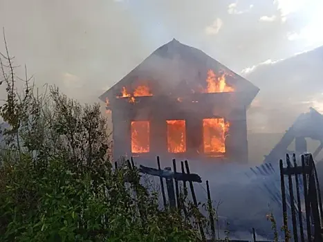 В Октябрьске загорелся заброшенный дом