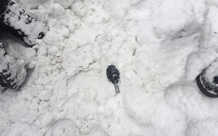 В снегу во время операции была обнаружена граната. По версии полиции, она принадлежит одному из задержанных.