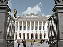 Петербуржец расписал ограду Русского музея оскорблениями в адрес Путина