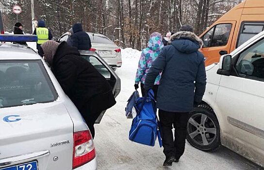 Тюменские автомобилисты обогрели пассажиров сломавшегося автобуса