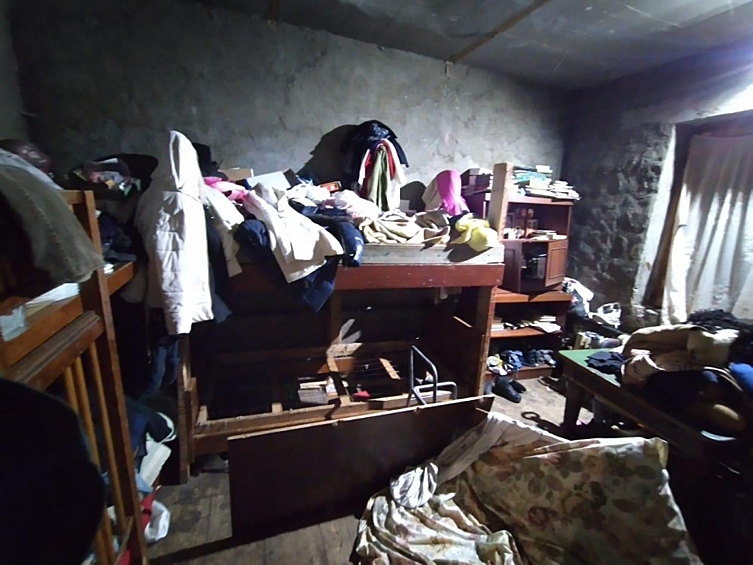 Как сообщает Lenta.ru, при обыске в доме был обнаружен склад с оружием, боеприпасы, бронежилеты и множество икон. Кроме того, там находились тир в подвале и площадка с канатами и шведской стенкой.