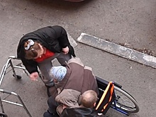Россиянка избила пенсионерку в инвалидной коляске