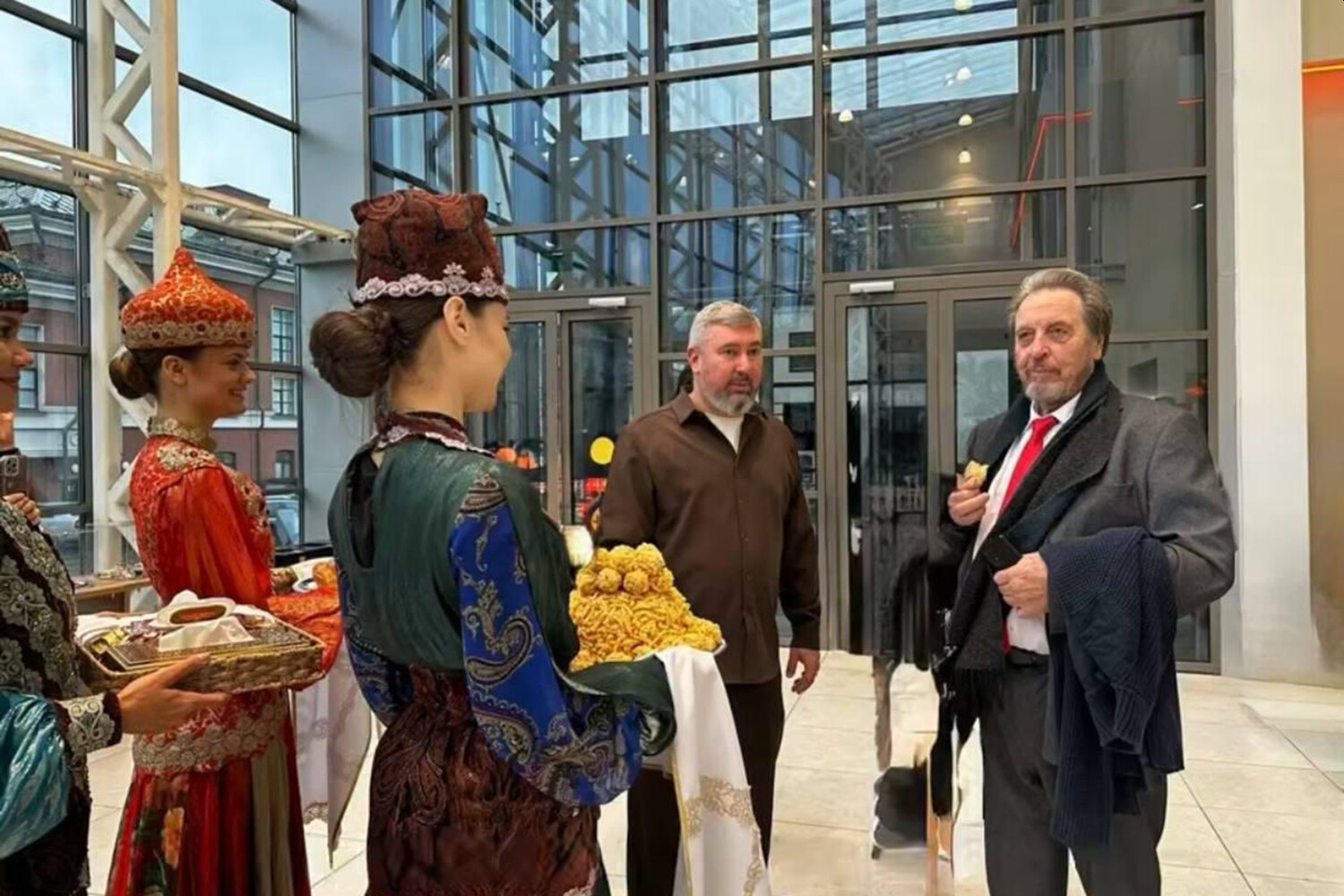 Отец Илона Маска прилетел в Казань