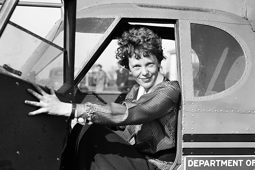 Амелия Эрхарт. Первая женщина, которая в одиночку пересекла Атлантический океан. Пропала без вести, пытаясь совершить кругосветный полет.