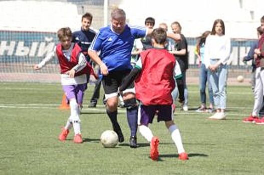 На футбольном стадионе «Центральный» дети сыграли с депутатами