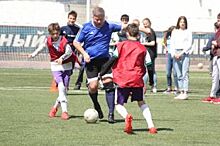 На футбольном стадионе «Центральный» дети сыграли с депутатами