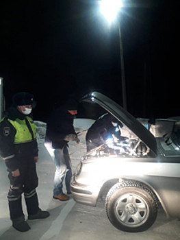 В Свердловской области сотрудники Госавтоинспекции оказали помощь жителям Ханты-Мансийской автономии, у которых сломался автомобиль