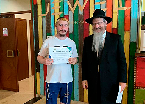 Московским одиноким евреям развезли наборы для Шабата