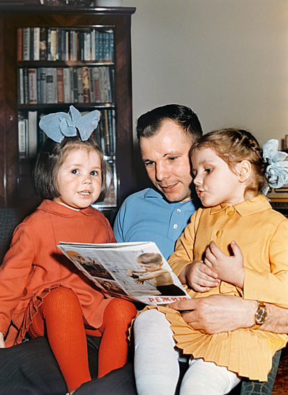 Летчик-космонавт СССР, Герой Советского Союза Юрий Алексеевич Гагарин с дочерьми Галей и Леной, 1965 год
