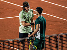 Алькарас — Циципас: эксперты назвали фаворита четвертьфинала «Ролан Гаррос»