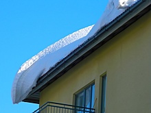 В Томске на маленького мальчика обрушился снег с крыши. СК организовал проверку