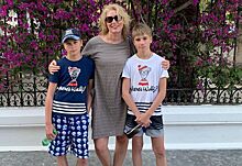 Мария Шукшина поделилась редкими фото с сыновьями в их день рождения