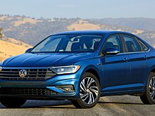 В Калифорнии Volkswagen Jetta проехал по дороге с поднятым капотом