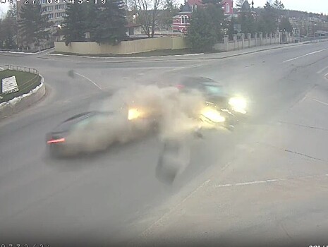 Во Ржеве водитель Тoyota Land Kruiser нарушил ПДД и устроил серьезную аварию