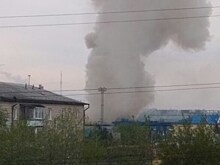 Полыхающую в огне крышу склада потушили в Томске. Видео