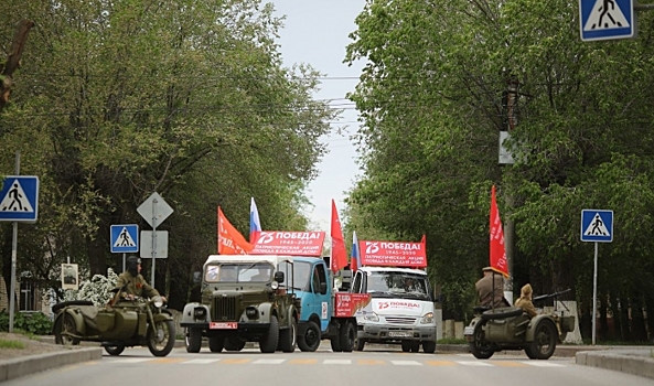 В Волгограде артисты в солдатской форме доставили Победу в каждый дом