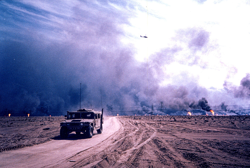 Войска коалиции в Кувейте на фоне горящих нефтяных скважин, 1991 год