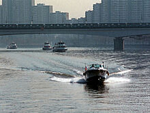 Столичные власти объяснили зелёную жидкость в Москве-реке
