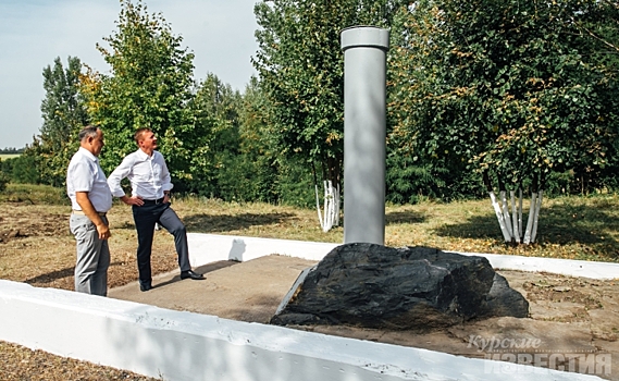 Роман Старовойт осмотрел памятник Курской магнитной аномалии
