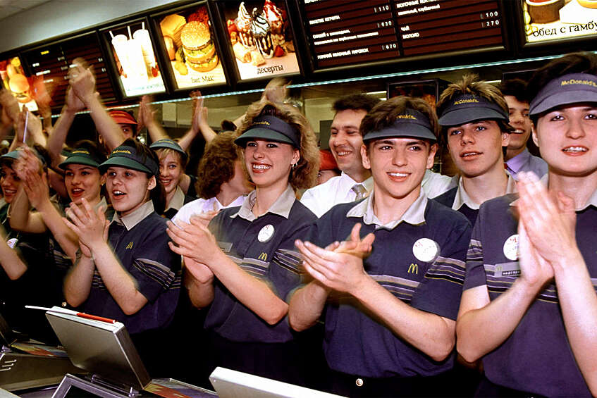Работники ресторана «Макдоналдс» на улице Огарева в Москве в день открытия, 1993 год