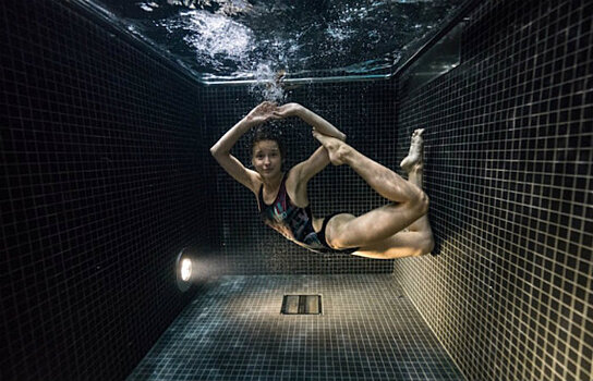 Подводные портреты людей, нырнувших в бассейн с ледяной водой