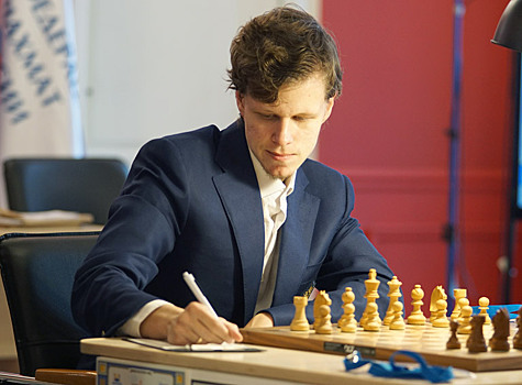 Владислав Артемьев обыграл Магнуса Карлсена и подвинул могучего норвежца с первого места на чемпионате мира в Дохе