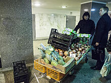 Незаконная торговля процветает в подземной переходе