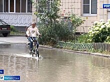 В Казани по улице Вишневского три недели затапливался двор и подвал