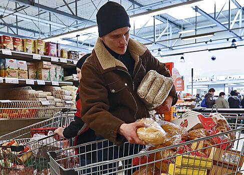 Россияне стали больше тратить денег на хлеб и гречку