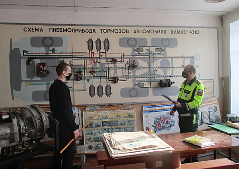 Военные автоинспекторы ЦВО в Кировской области приняли экзамен по технической подготовке у курсантов ДОСААФ
