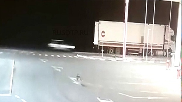 Авто полностью разрушено: момент смертельного ДТП под Астраханью попал на видео