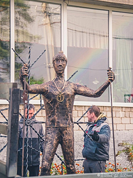 В Кунгуре установили памятник лыжнику, который похож на мужа Аленки