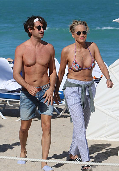 60-летняя актриса Шэрон Стоун выглядит невероятно молодо в компании своего 41-летнего бойфренда Анджело Боффа на пляже в Майами.