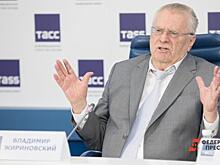 Жириновский запретил здороваться с ним за руку