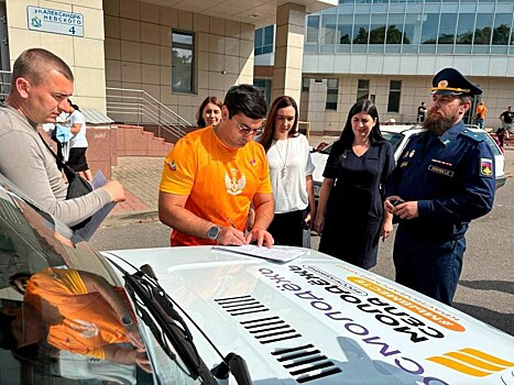 Новый автомобиль для курских волонтёров передали в автошколу ДОСААФ